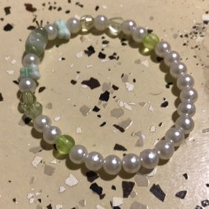 Pearl bracelet with butterfly beads